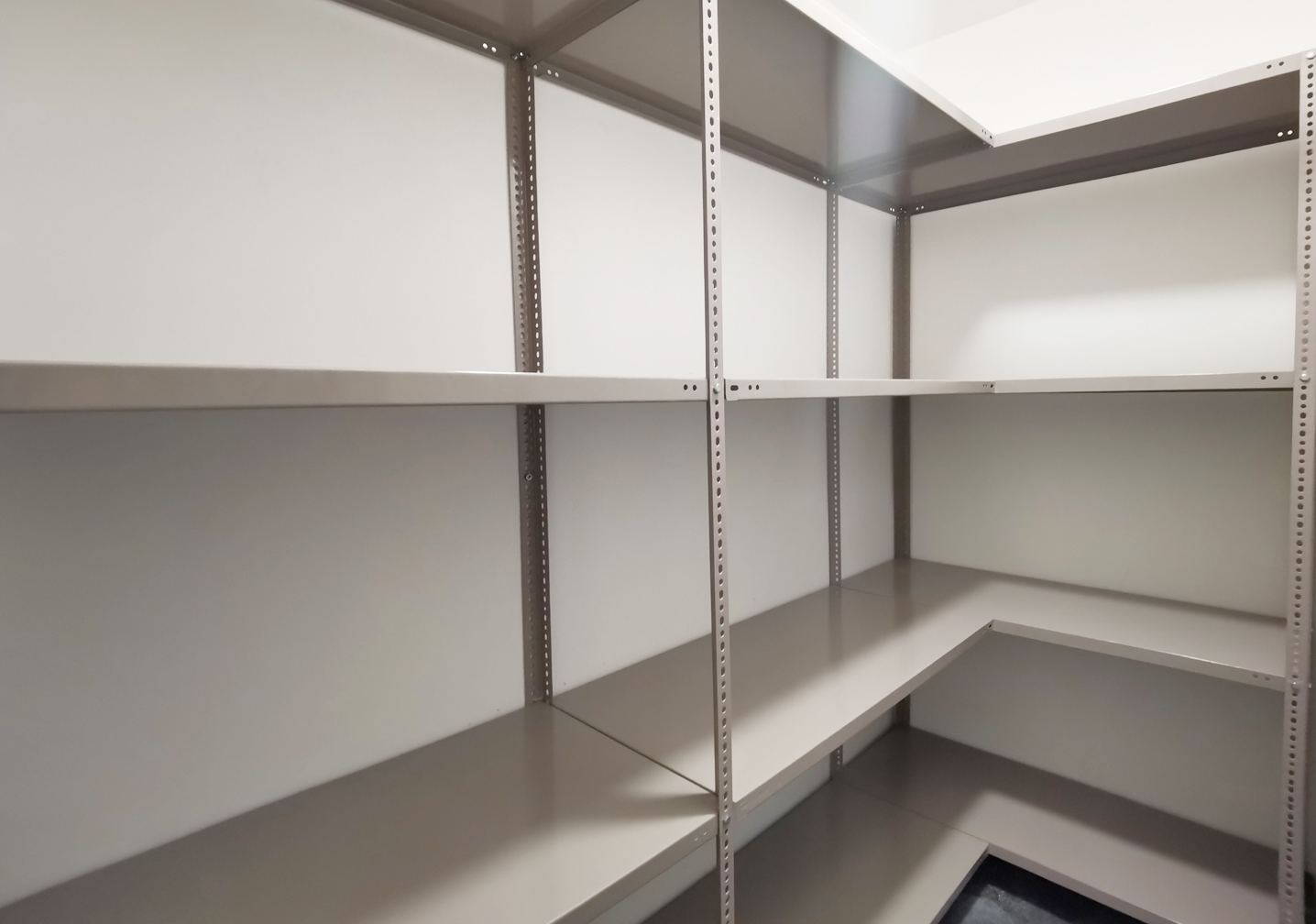 5 errores comunes al instalar anaqueles en casa